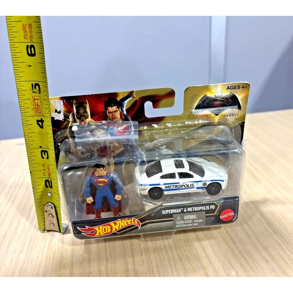 Hot Wheels Superman Metropolis PD Car Figure Set Batman v Superman Mattel